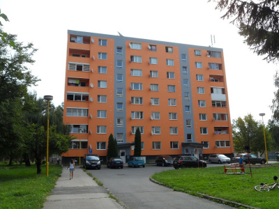 Bytový dom ul. Komenského 36,37 Ohrev TÚV Solárne kolektory REHAU 10 kusov, 2x 1000 l zásobník TÚV + 2x Kondenzačný kotol Buderus 32 bytov